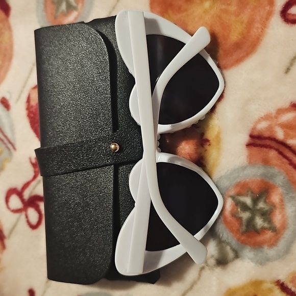 "Finally 21"  Heart Sunglasses with Black Case - Picture 2 of 2